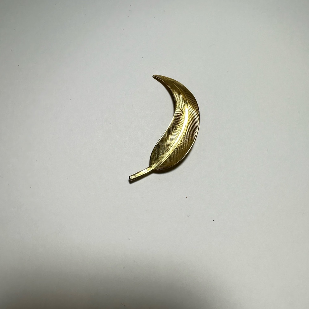 Leaf brooch